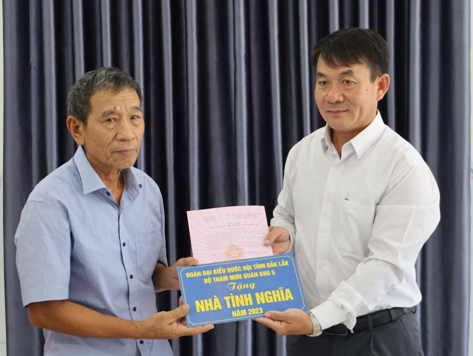 Trao tặng nhà tình nghĩa cho gia đình chính sách có hoàn cảnh khó khăn