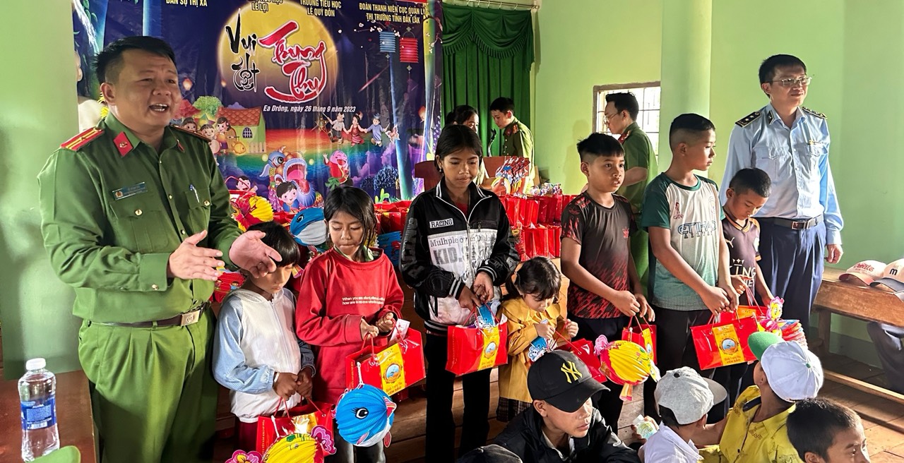 Cục Quản lý thị trường Đắk Lắk trao hàng trăm suất quà trung thu cho trẻ em nghèo xã Ea Drông, thị xã Buôn Hồ