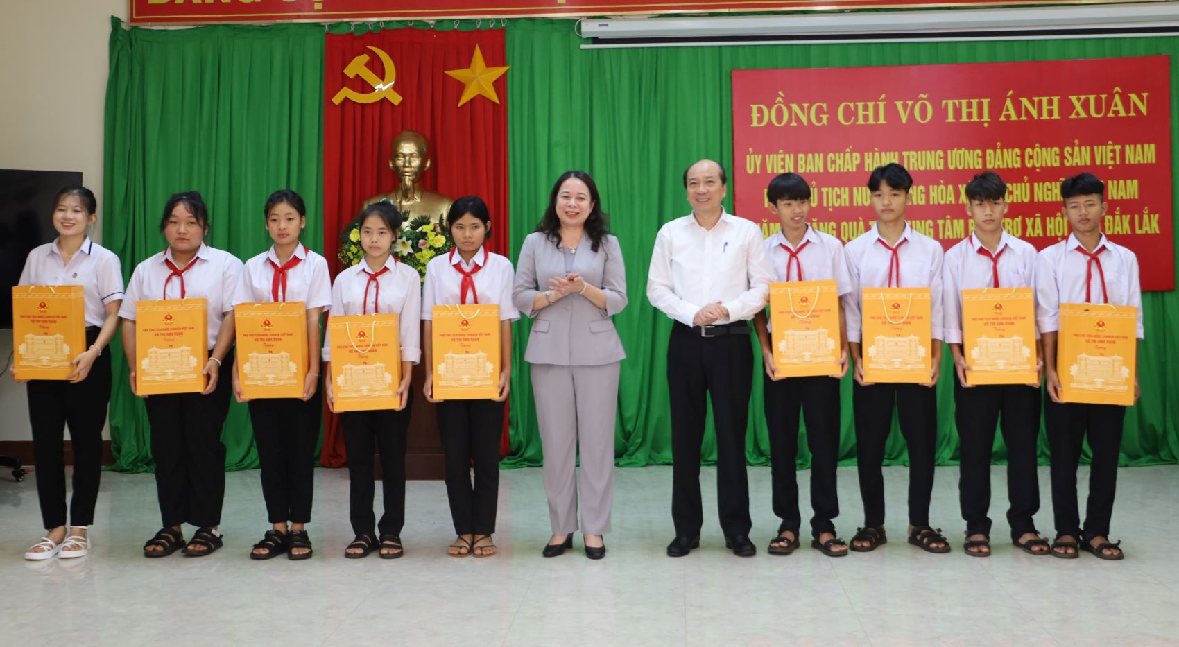 Phó Chủ tịch nước Võ Thị Ánh Xuân thăm và tặng quà Trung tâm Bảo trợ xã hội tỉnh Đắk Lắk