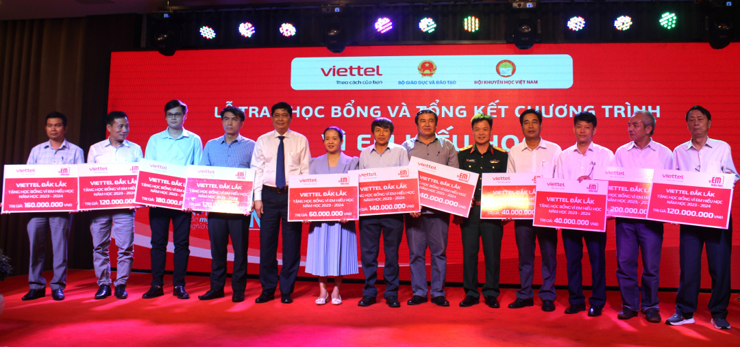Viettel Đắk Lắk: Trao 610 suất học bổng “Vì em hiếu học” năm học 2023-2024