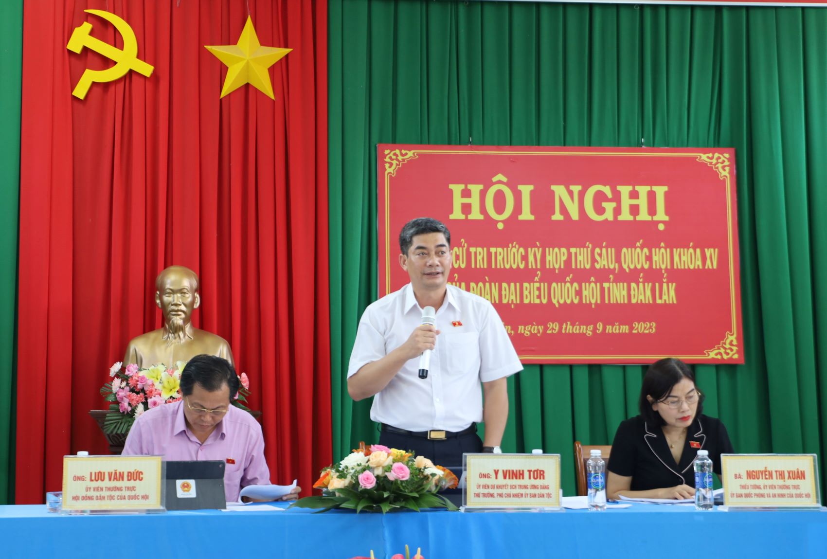 Đoàn Đại biểu Quốc hội tỉnh Đắk Lắk tiếp xúc cử tri huyện Cư Kuin