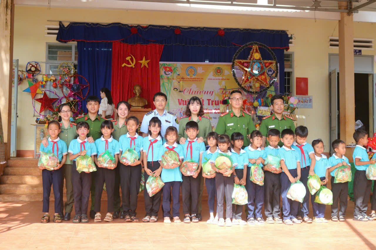 Trao học bổng và tặng quà Trung thu cho học sinh khó khăn xã Cư Né, huyện Krông Búk