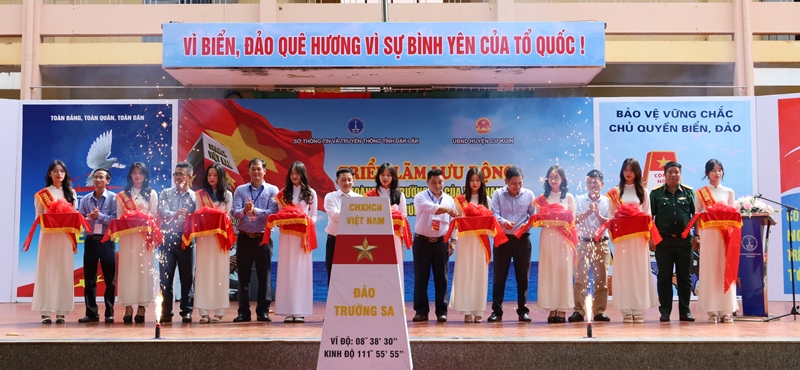 Khai  mạc Triển lãm lưu động “Hoàng Sa, Trường Sa của Việt Nam - Những bằng chứng lịch sử và pháp lý”  tại huyện Cư Kuin