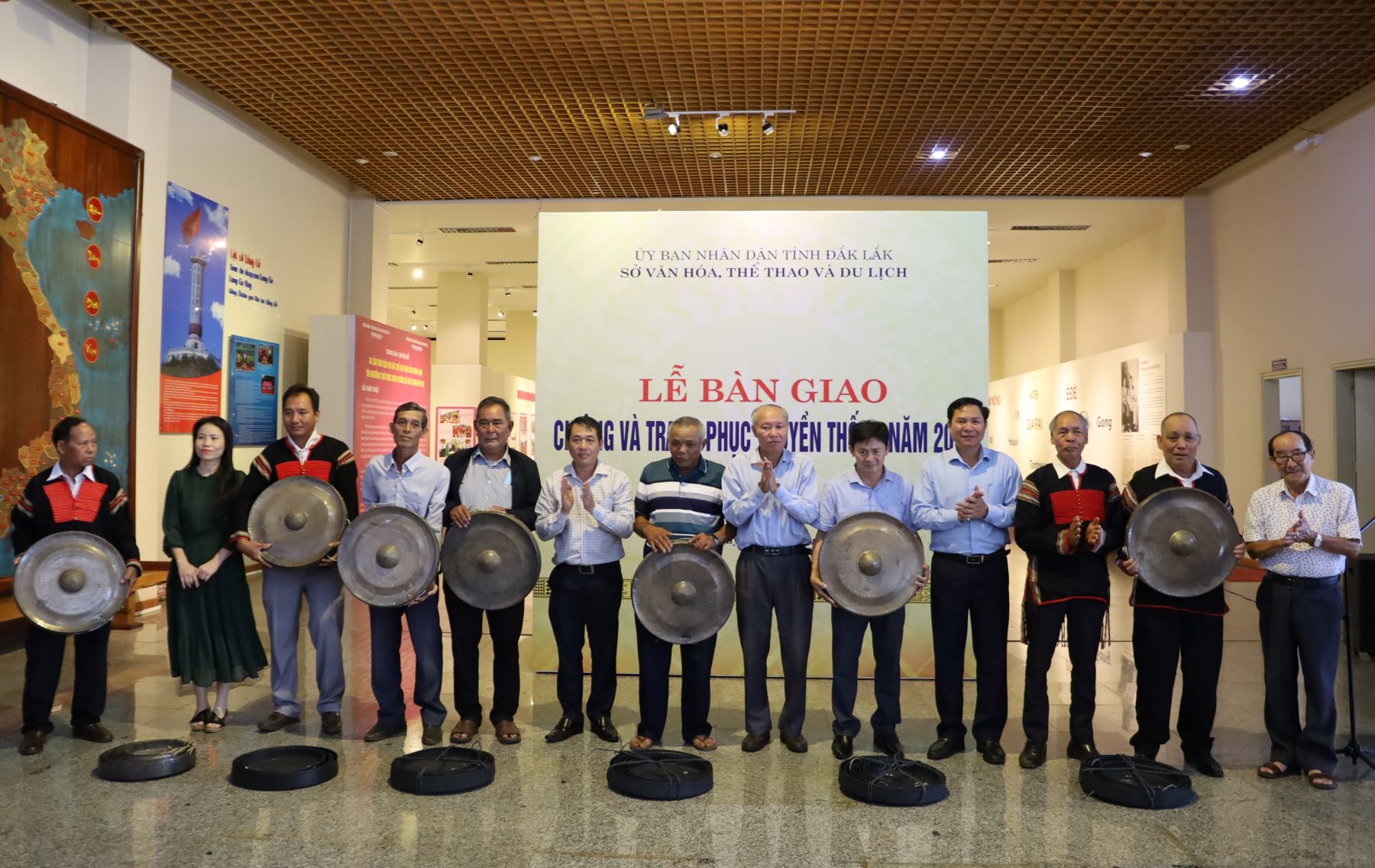 Lễ bàn giao chiêng và trang phục truyền thống năm 2023