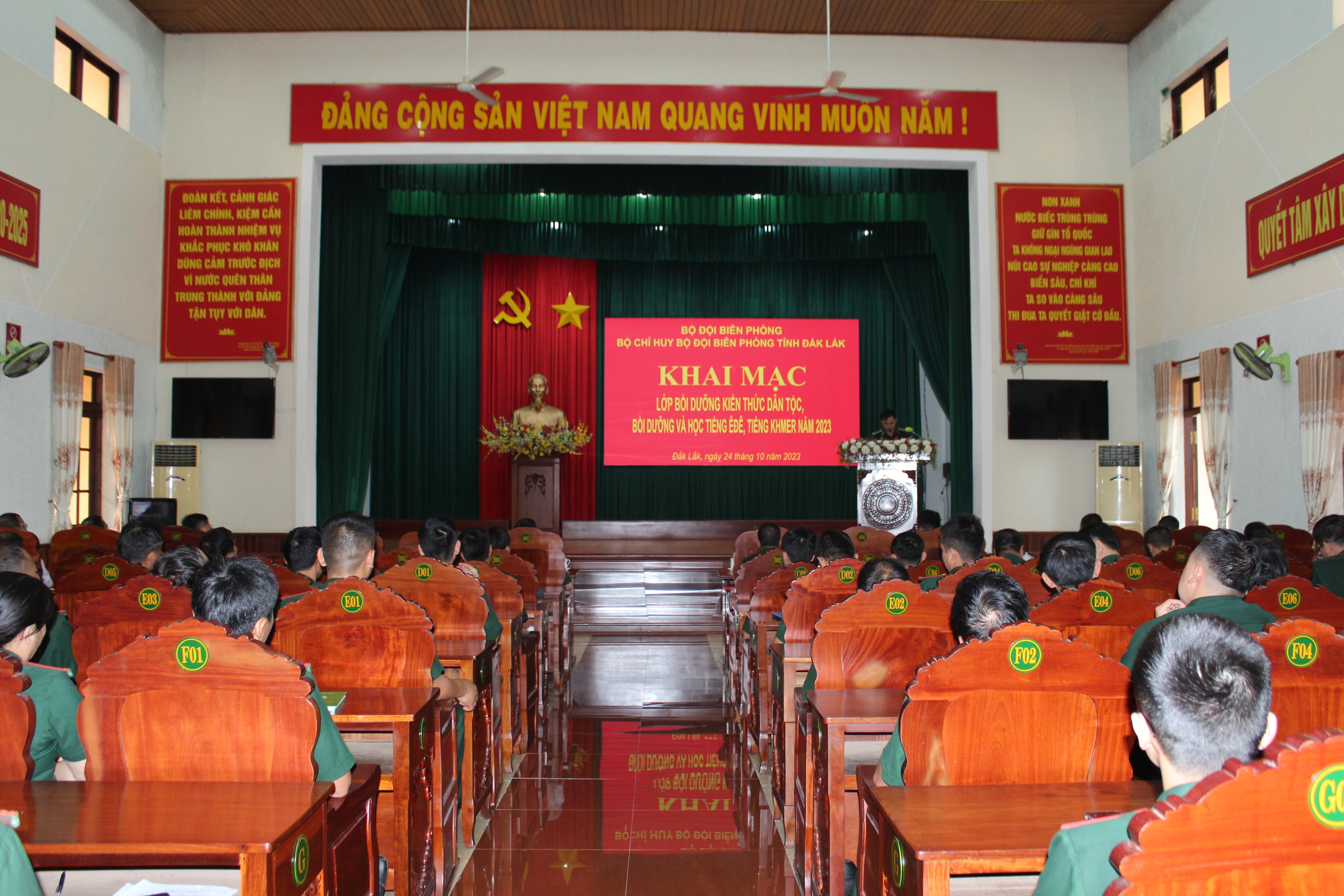 Khai mạc lớp bồi dưỡng kiến thức dân tộc, bồi dưỡng và học tiếng Êđê, tiếng Khmer