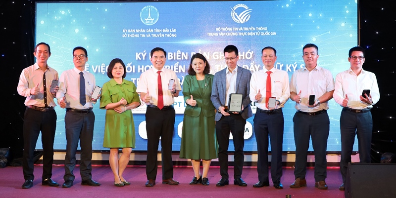 Đắk Lắk ký kết hợp tác phổ cập chữ ký số đến mọi người dân, doanh nghiệp.