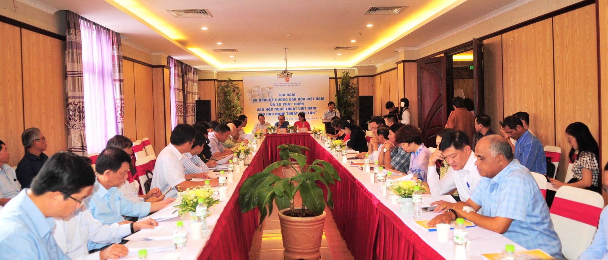 Tọa đàm “80 năm Đề cương văn hoá Việt Nam và sự phát triển văn học nghệ thuật Đắk Lắk”