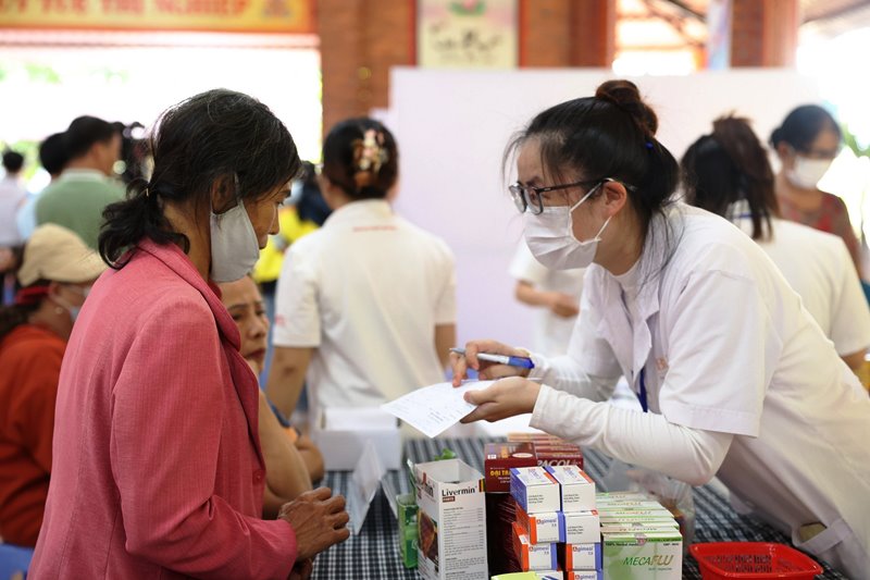 Hiệp hội Xúc tiến Giao lưu Jeonbuk - Hàn Quốc khám chữa bệnh nhân đạo và tặng quà tại huyện Cư M'gar