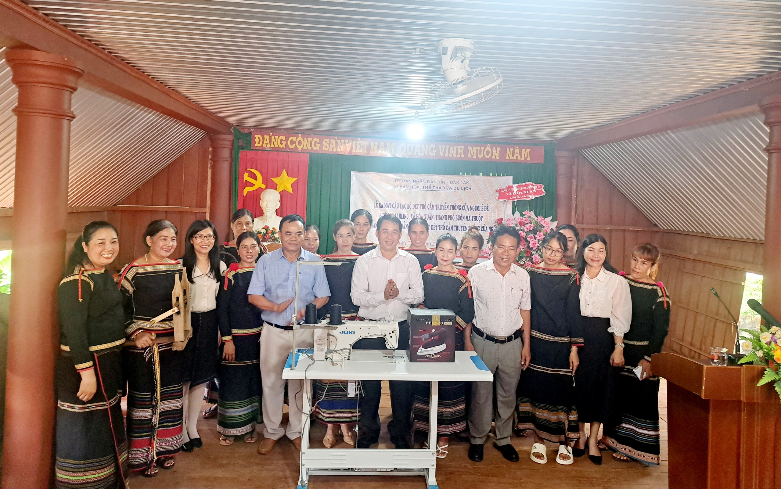 Thành phố Buôn Ma Thuột ra mắt Câu lạc bộ dệt thổ cẩm truyền thống của người Êđê tại xã Hòa Xuân