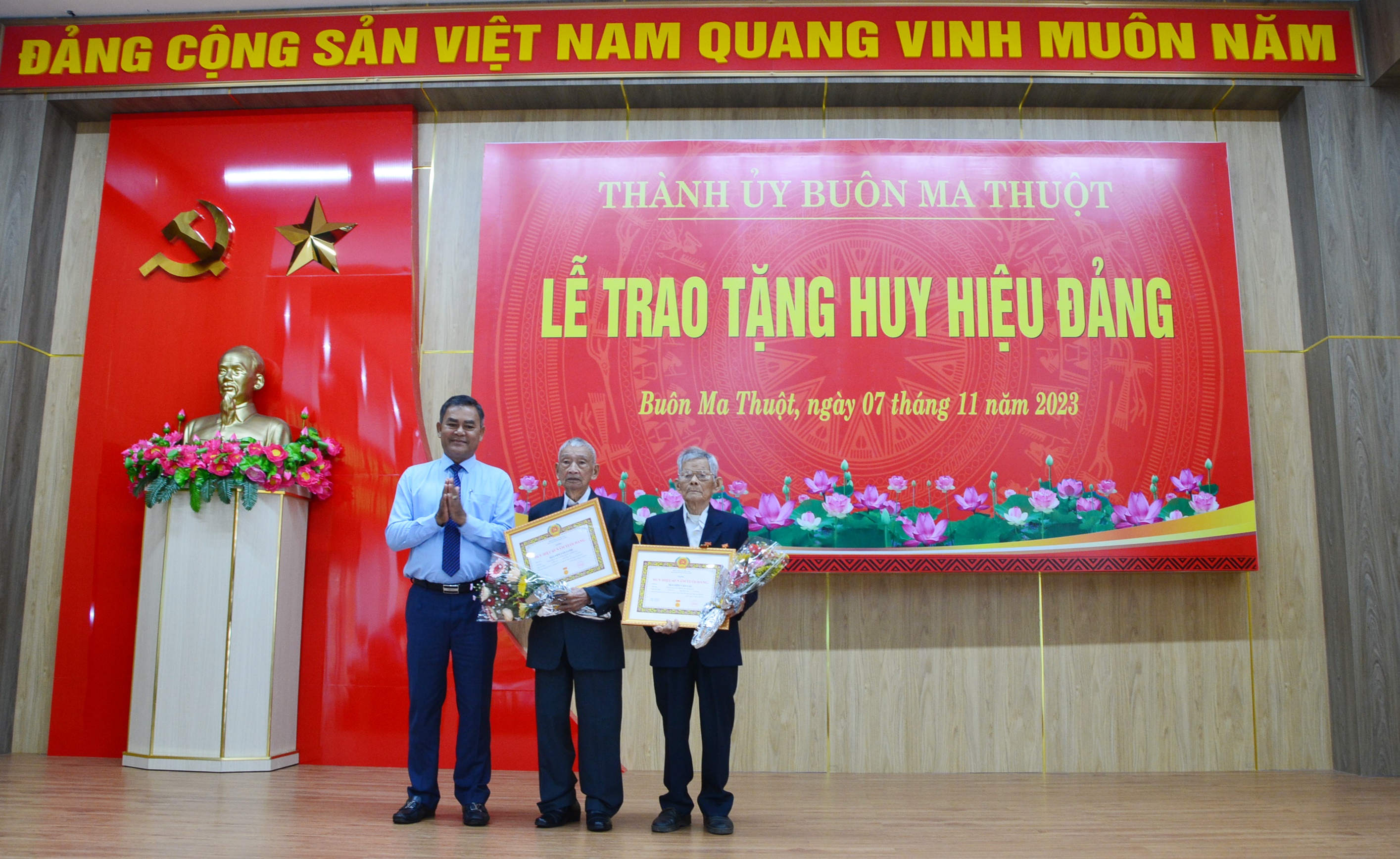 Trao tặng, truy tặng Huy hiệu Đảng cho 33 đảng viên đợt 7/11
