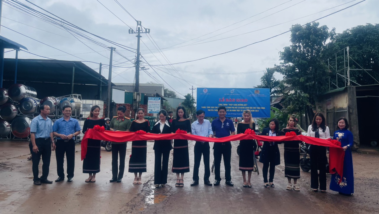 Trao tặng công trình “Thắp sáng đường quê” tại xã Cư Pơng, huyện Krông Búk
