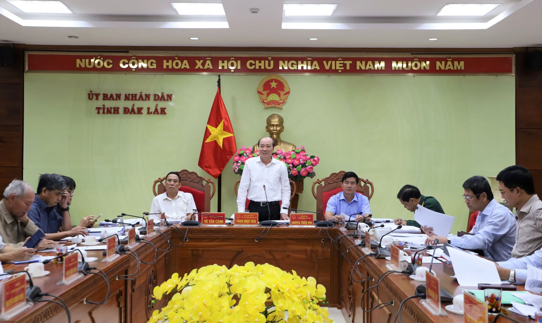 Thành viên UBND tỉnh góp ý các nội dung trình Kỳ họp HĐND tỉnh