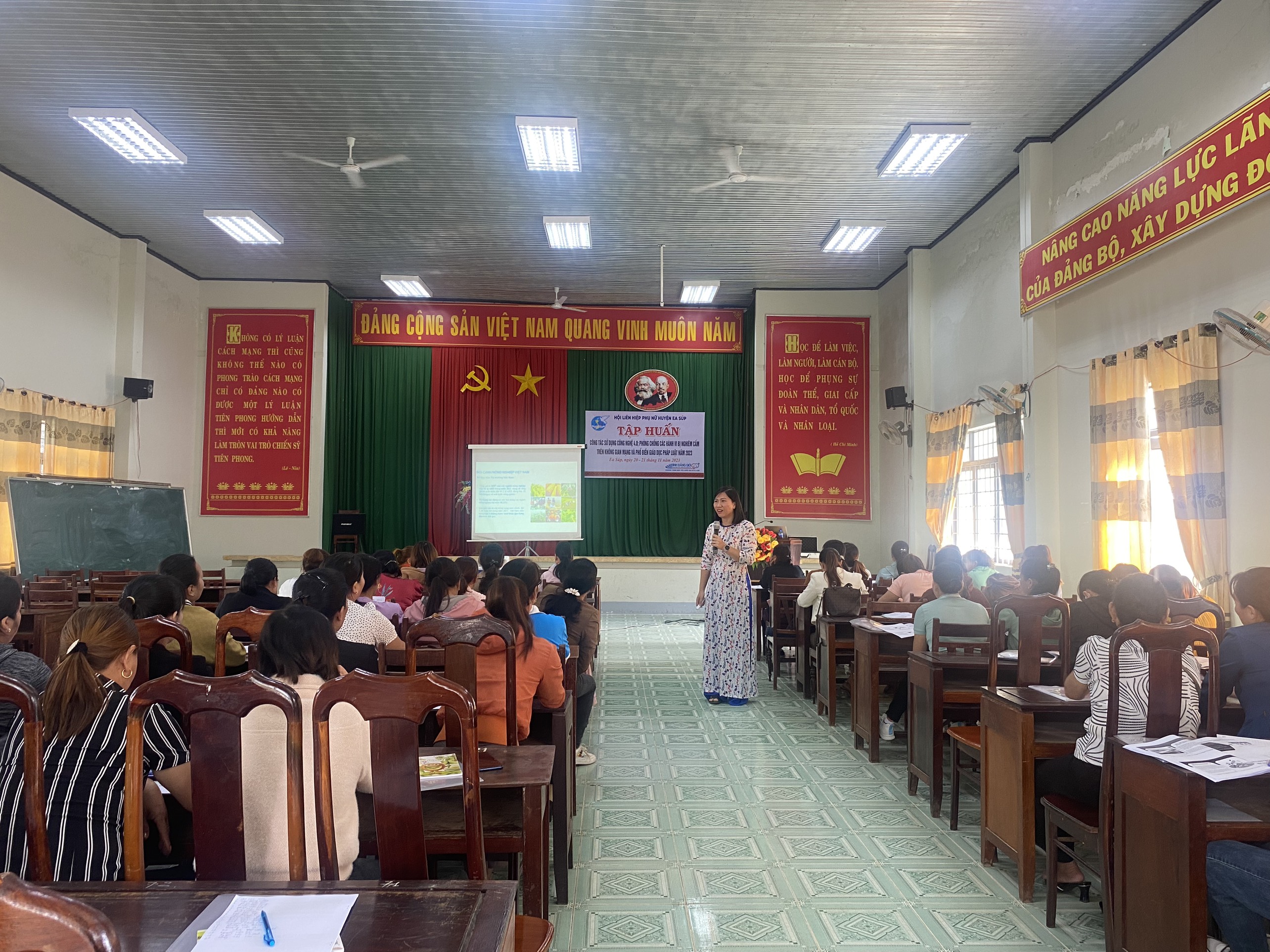 Hỗ trợ ứng dụng công nghệ 4.0 cho các tổ nhóm sinh kế, tổ hợp tác, hợp tác xã có phụ nữ làm chủ