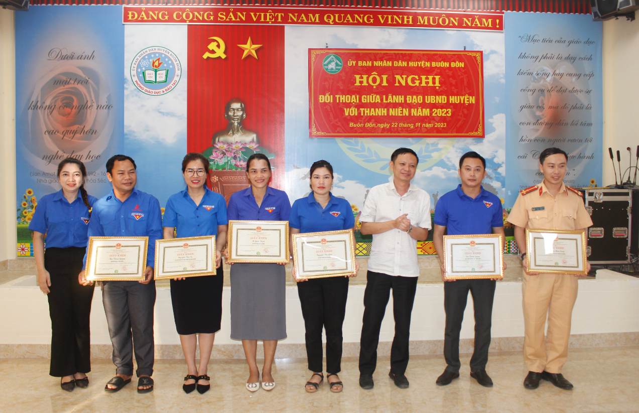 Lãnh đạo UBND huyện Buôn Đôn đối thoại với thanh niên