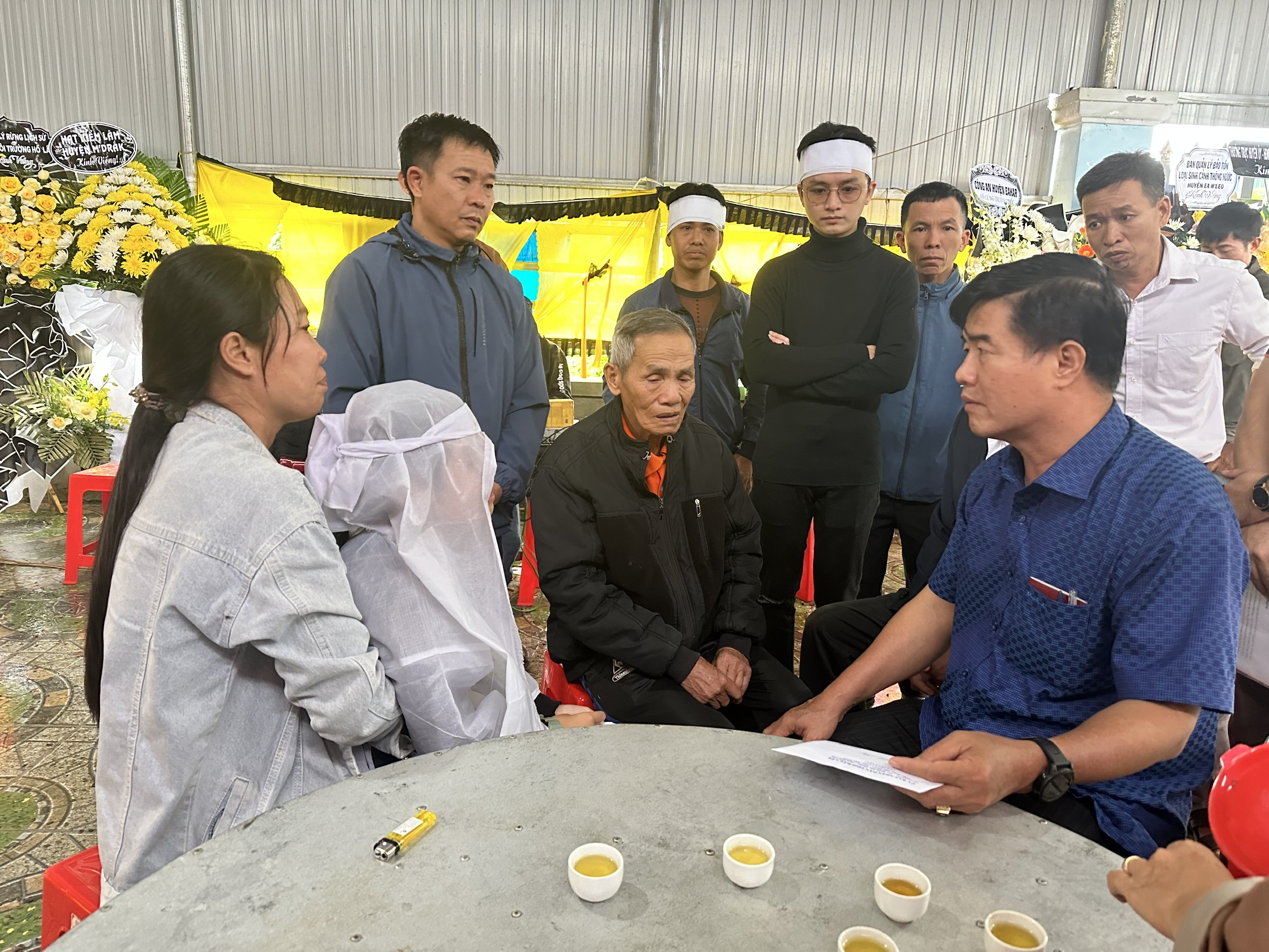 Lãnh đạo UBND tỉnh thăm, hỗ trợ gia đình cán bộ kiểm lâm bị tử vong khi làm nhiệm vụ