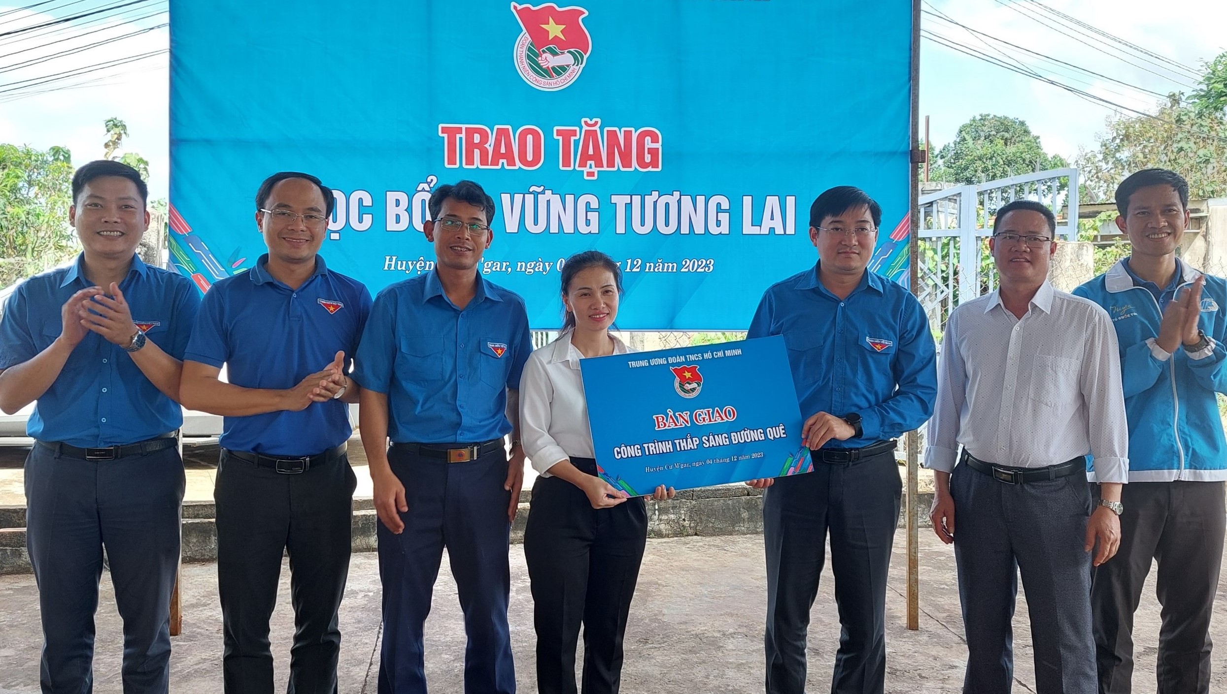 Bàn giao công trình thanh niên “Thắp sáng đường quê”