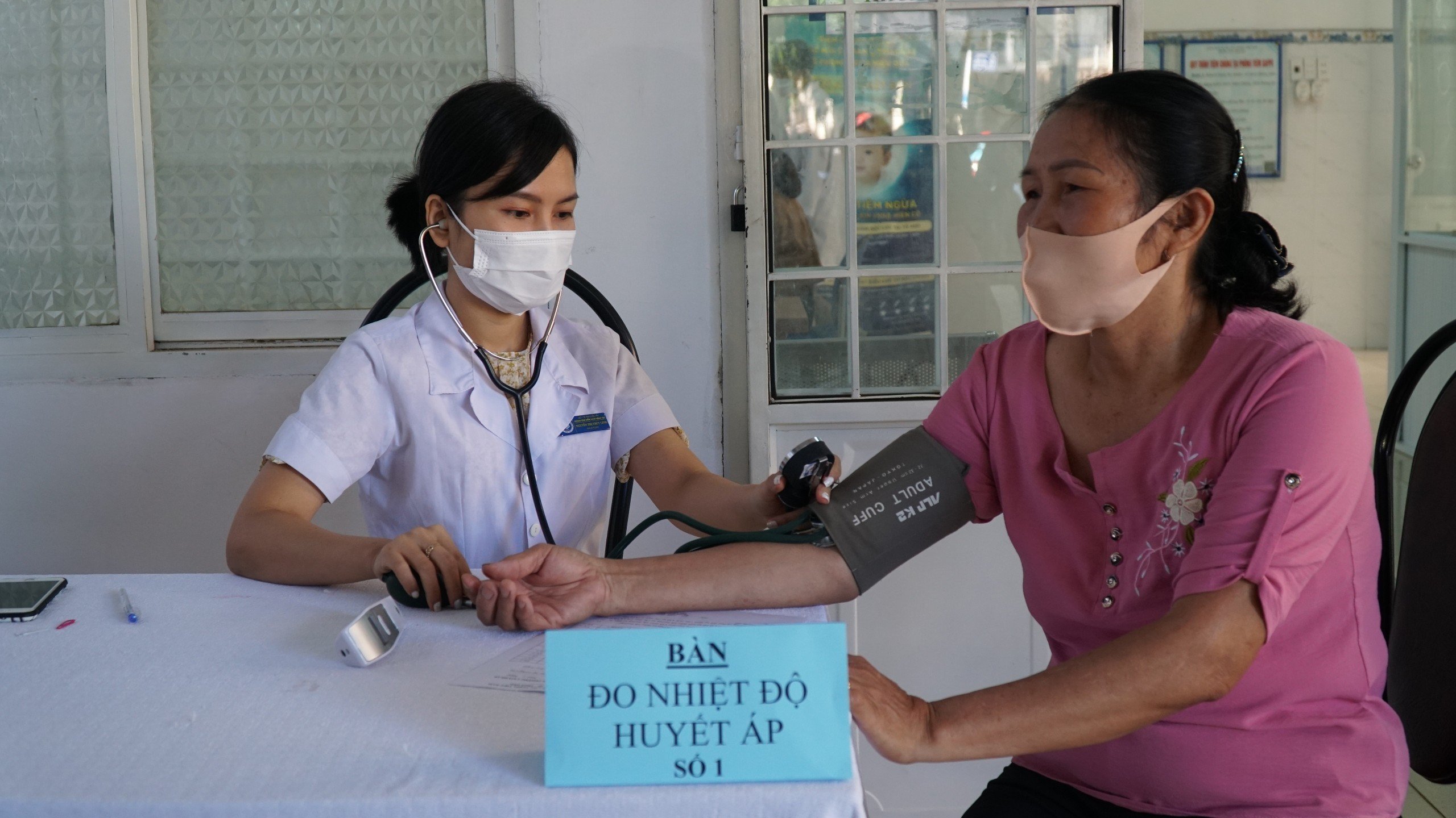 Đánh giá giữa kỳ mô hình lồng ghép tiêm chủng mở rộng và sàng lọc, quản lý điều trị bệnh không lây nhiễm tại Đắk Lắk