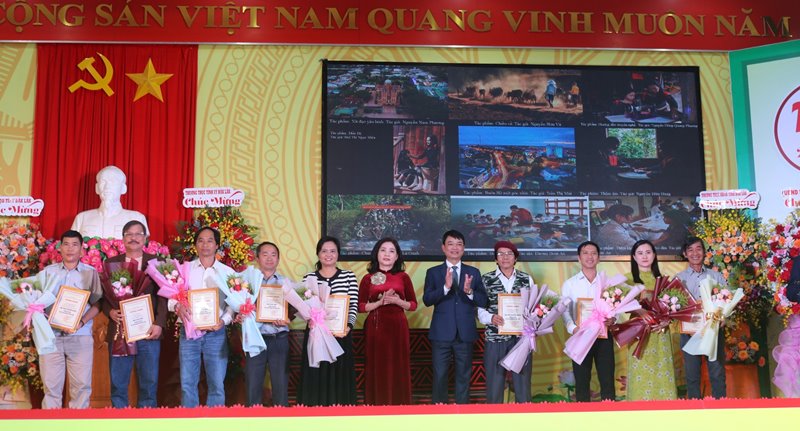 Gặp mặt kỷ niệm 15 năm Ngày thành lập Thị xã Buôn Hồ