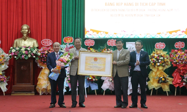 Đón nhận Bằng xếp hạng di tích cấp tỉnh đối với Di tích lịch sử chiến thắng tại Đèo M’Drắk – Phượng Hoàng năm 1975