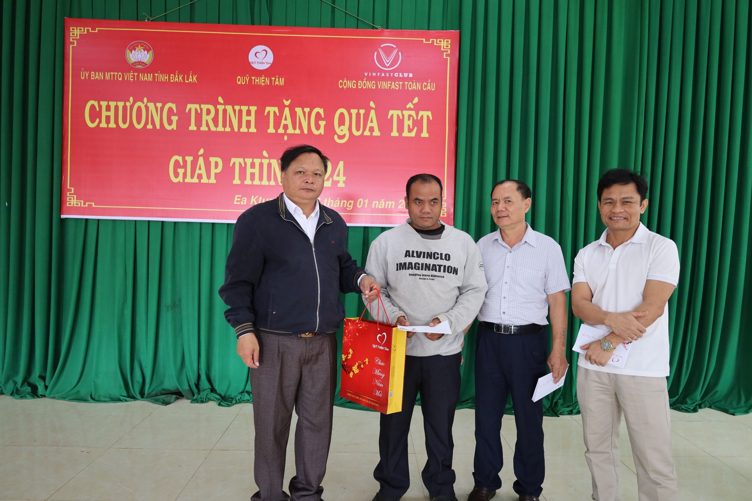 Ủy ban MTTQ Việt Nam tỉnh phối hợp cùng Quỹ Thiện Tâm tặng quà Tết tại huyện Ea H’leo và Cư Kuin