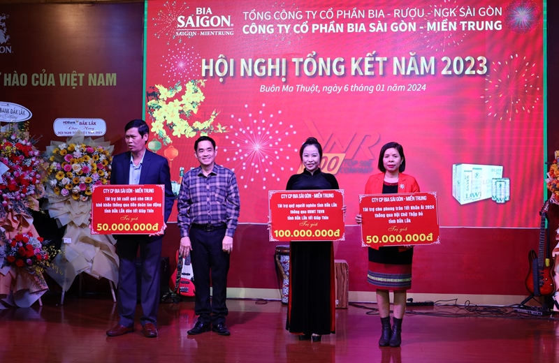 Công ty Cổ phần Bia Sài Gòn - Miền Trung trao 430 triệu đồng hỗ trợ công tác an sinh xã hội