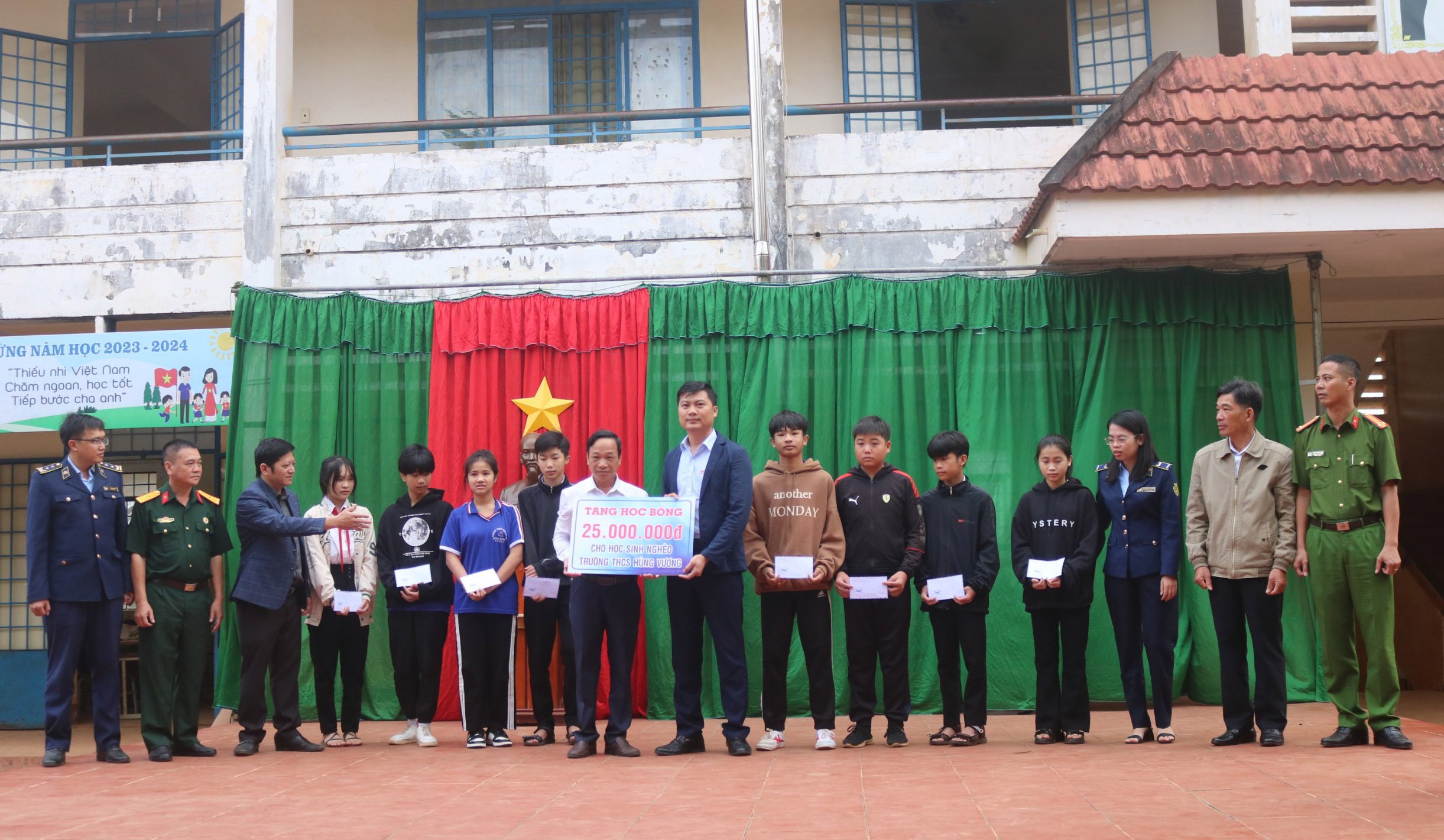 Trao 50 suất học bổng cho học sinh nghèo vượt khó tại thị xã Buôn Hồ