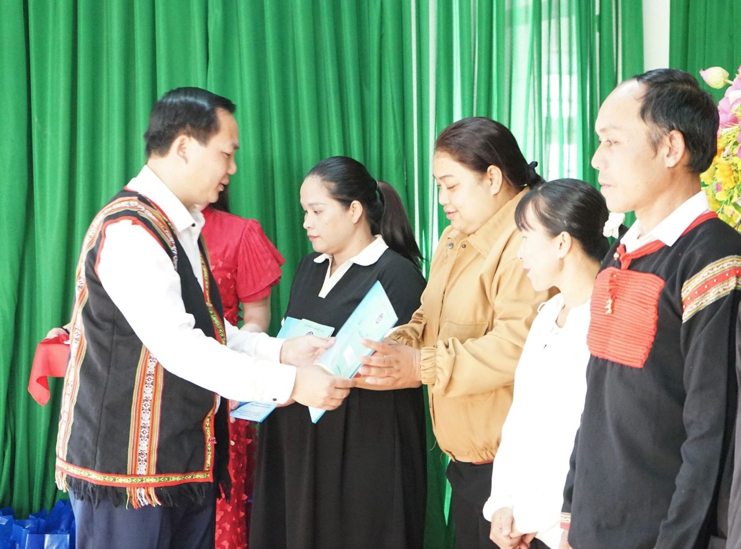 Tặng sổ Bảo hiểm xã hội và thẻ Bảo hiểm y tế cho người dân khó khăn