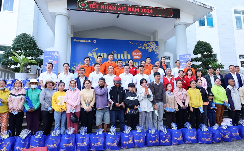 Chương trình “Ấm tình mùa Xuân” : Trao 460 suất quà cho hộ gia đình có hoàn cảnh khó khăn