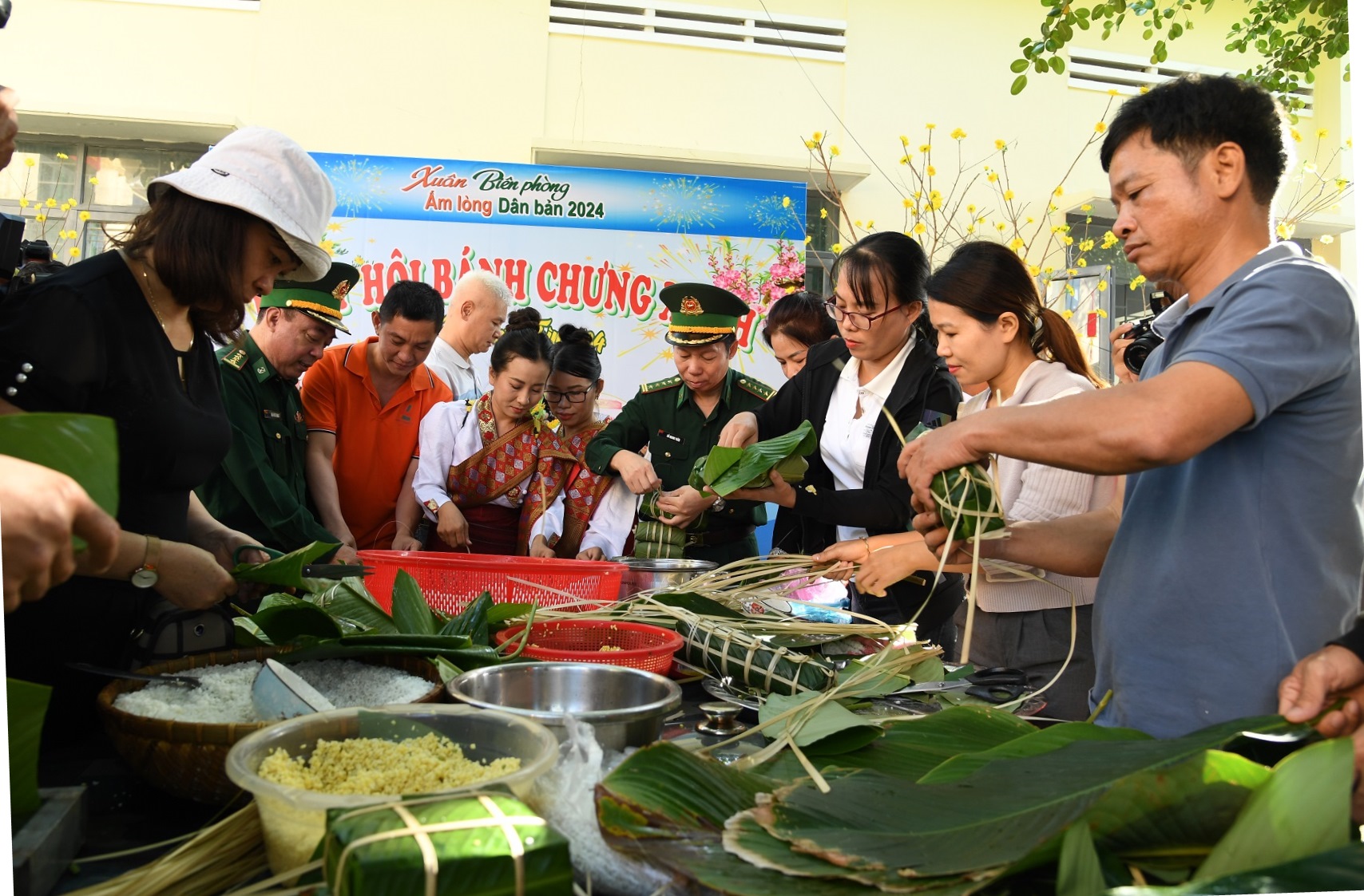 Sôi nổi chương trình “Xuân biên phòng ấm lòng dân bản”