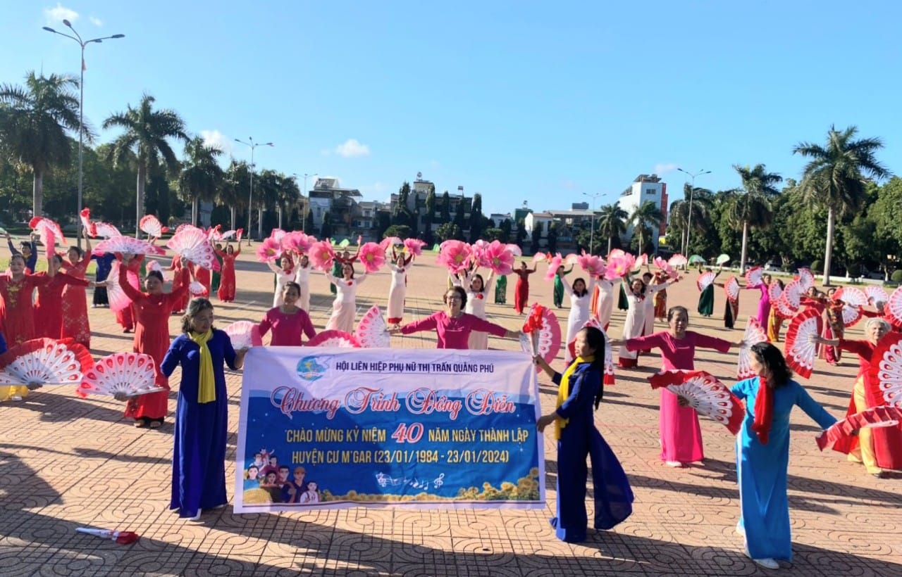 2.000 phụ nữ đồng diễn áo dài chào mừng kỷ niệm 40 năm thành lập huyện Cư M’Gar