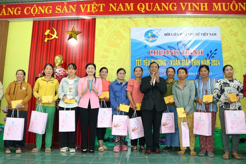 Chương trình “Tết yêu thương - Xuân Giáp Thìn 2024” trao 59 suất quà cho phụ nữ tỉnh Đắk Lắk