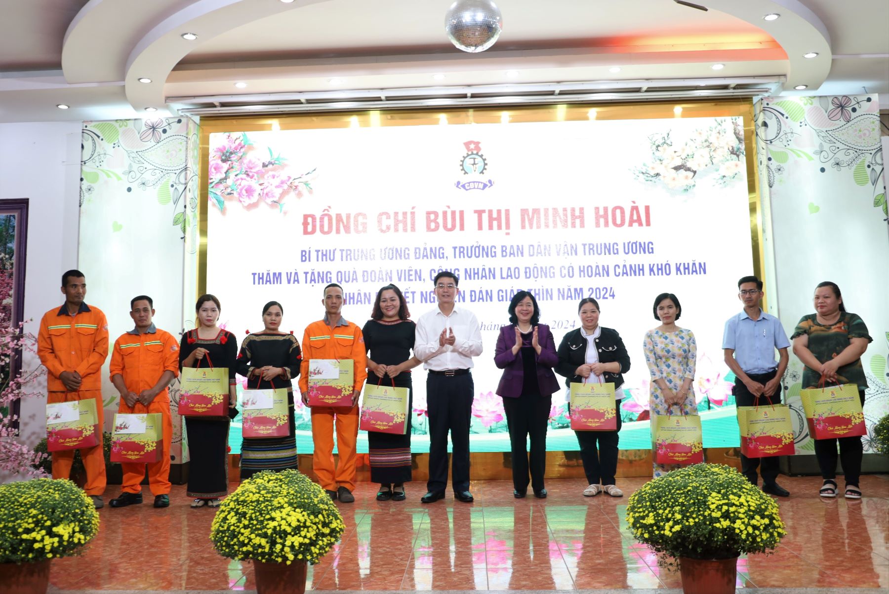 Bí thư Trung ương Đảng, Trưởng Ban Dân vận Trung ương Bùi Thị Minh Hoài thăm và tặng quà Tết cho đoàn viên, người lao động
