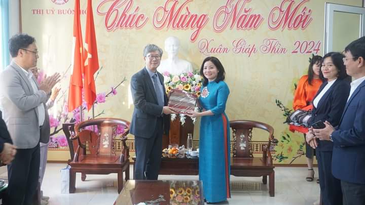 Giám đốc Văn phòng KOICA tại Việt Nam thăm, làm việc với Thị ủy Buôn Hồ