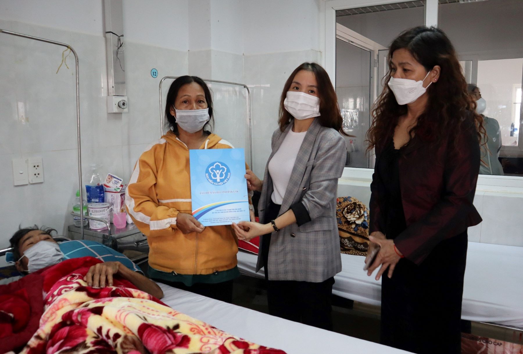 Trao tặng quà Tết cho bệnh nhân bảo hiểm y tế có hoàn cảnh khó khăn