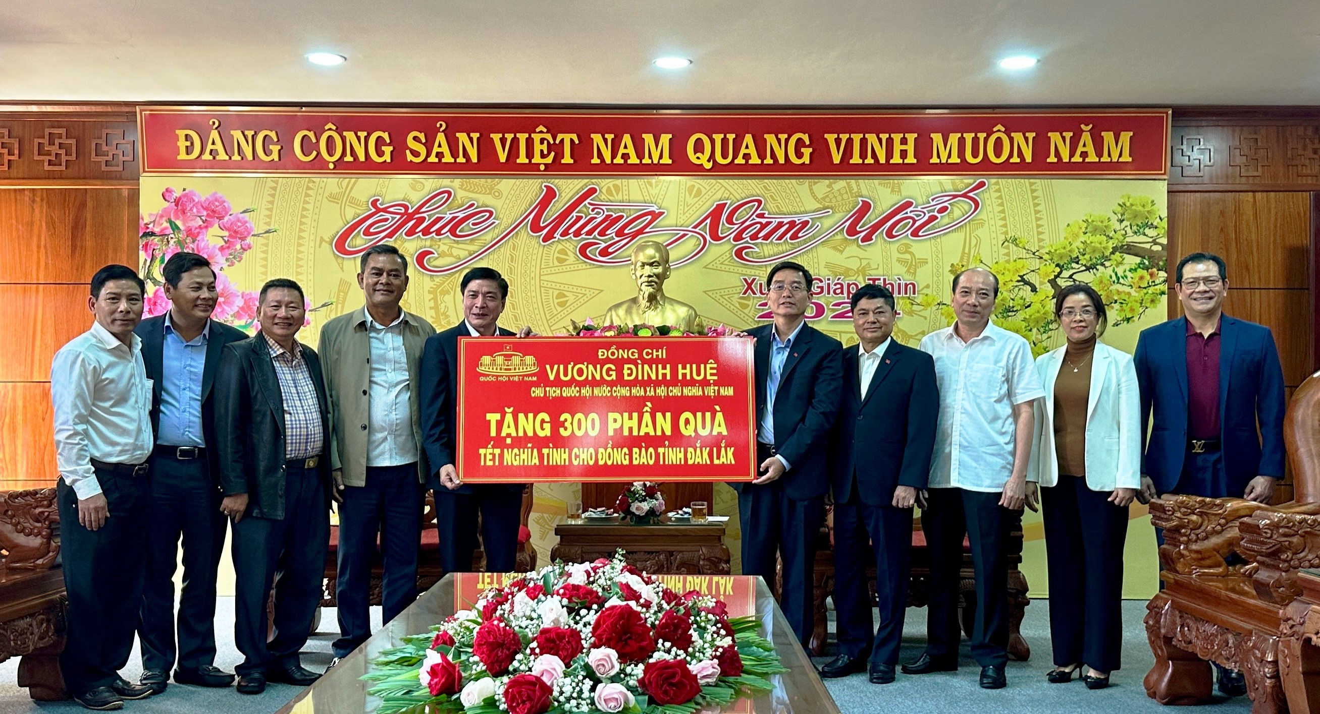 Chủ tịch Quốc hội tặng 300 suất quà Tết cho người dân Đắk Lắk