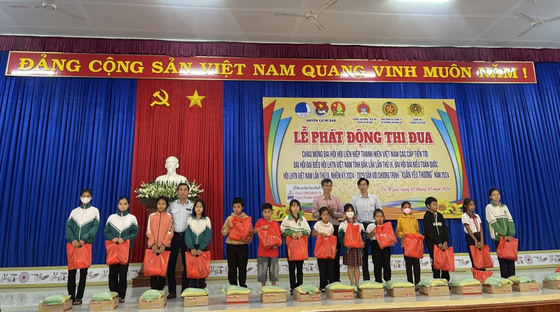 Cục Quản lý thị trường Đắk Lắk trao hằng trăm suất quà Tết cho học sinh nghèo huyện Cư M’Gar.