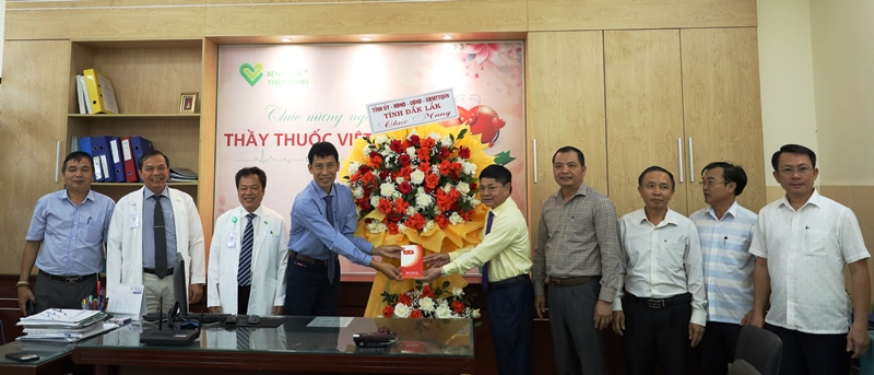 Thường trực Tỉnh ủy thăm, chúc mừng các cơ sở y tế nhân Ngày Thầy thuốc Việt Nam