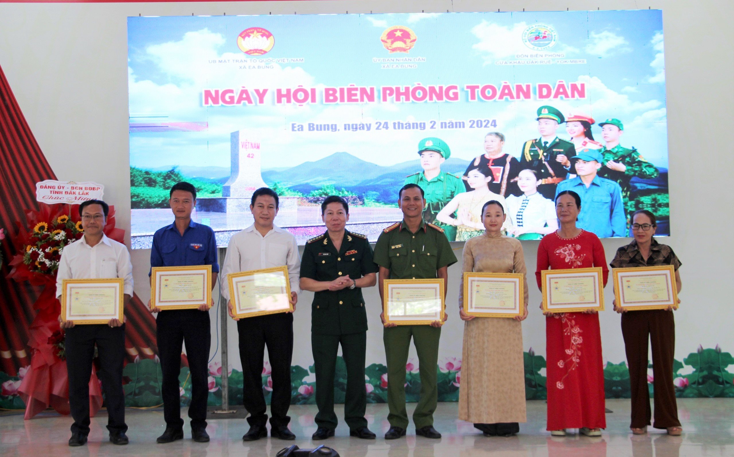 Sôi nổi Ngày hội Biên phòng toàn dân tại xã biên giới Ea Bung