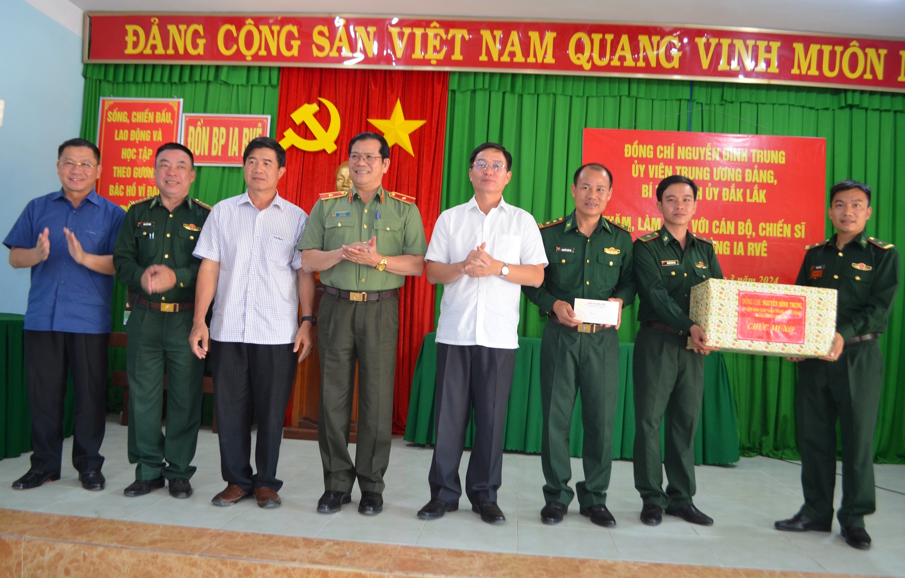 Bí thư Tỉnh ủy Đắk Lắk Nguyễn Đình Trung thăm và làm việc với Đồn Biên phòng Ia Rvê