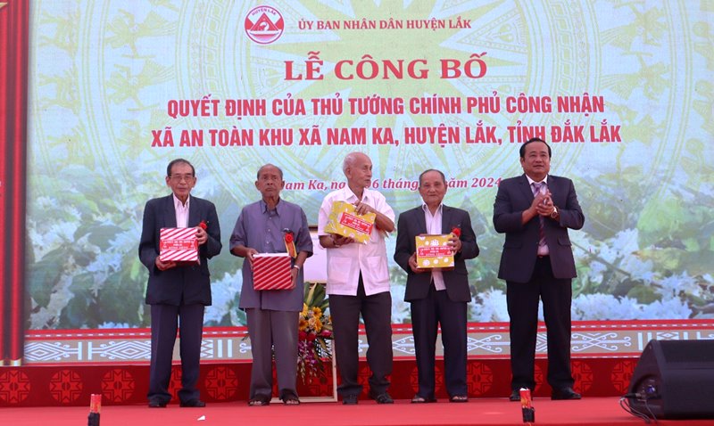 Huyện Lắk công bố Quyết định của Thủ tướng Chính phủ công nhận xã Nam Ka là xã An toàn khu