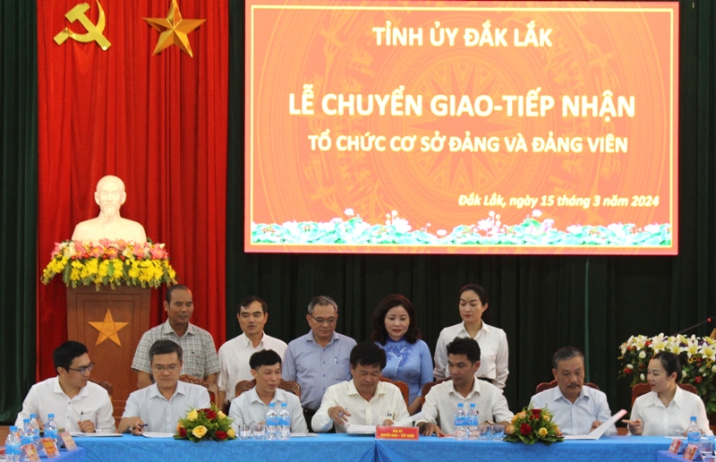 Lễ chuyển giao – tiếp nhận tổ chức cơ sở đảng và đảng viên