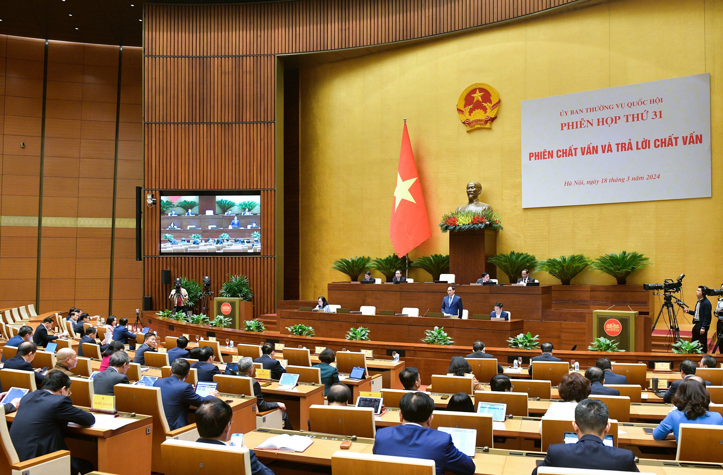 Chất vấn và trả lời chất vấn nhóm vấn đề thuộc lĩnh vực ngoại giao