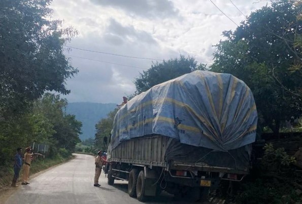 Tăng cường xử lý các hành vi vi phạm về nồng độ cồn, chở hàng quá khổ, quả tải, cơi nới thùng xe