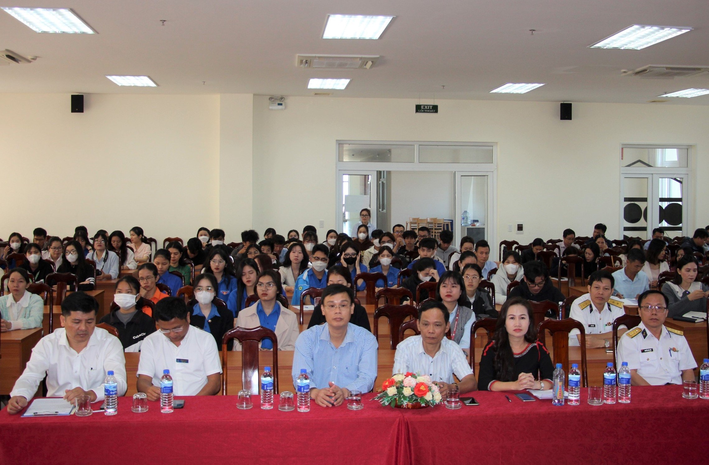 Tuyên truyền biển, đảo cho cán bộ, phóng viên Báo Đắk Lắk và sinh viên Trường Đại học Tây Nguyên