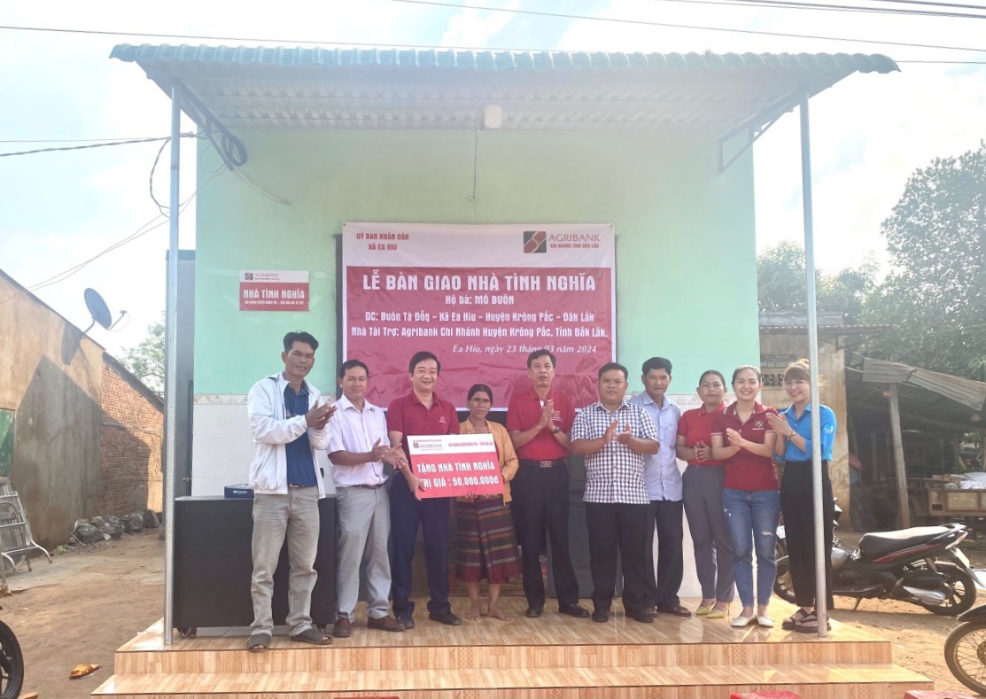 Agribank chi nhánh huyện Krông Pắc tặng nhà tình nghĩa cho hộ nghèo