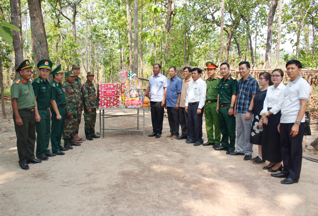 Huyện Buôn Đôn thăm, chúc tết cổ truyền Chol Chnam Thmay lực lượng bảo vệ biên giới tỉnh Mondulkiri