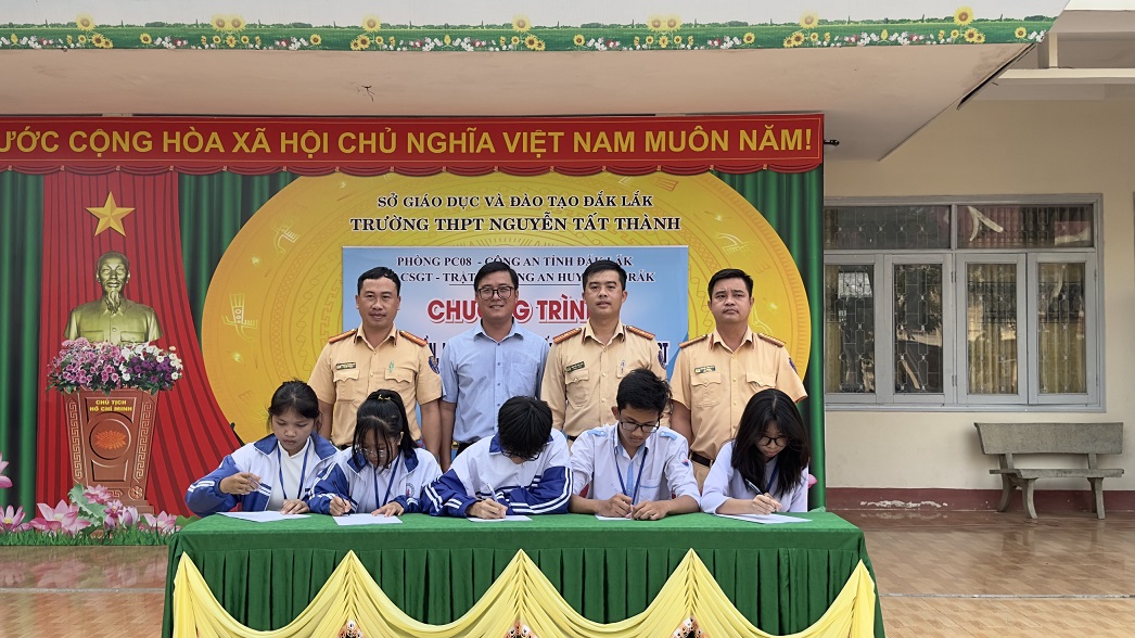 Tuyên truyền, phổ biến giáo dục pháp luật về trật tự an toàn giao thông cho trên 1.350 cán bộ, giáo viên, học sinh