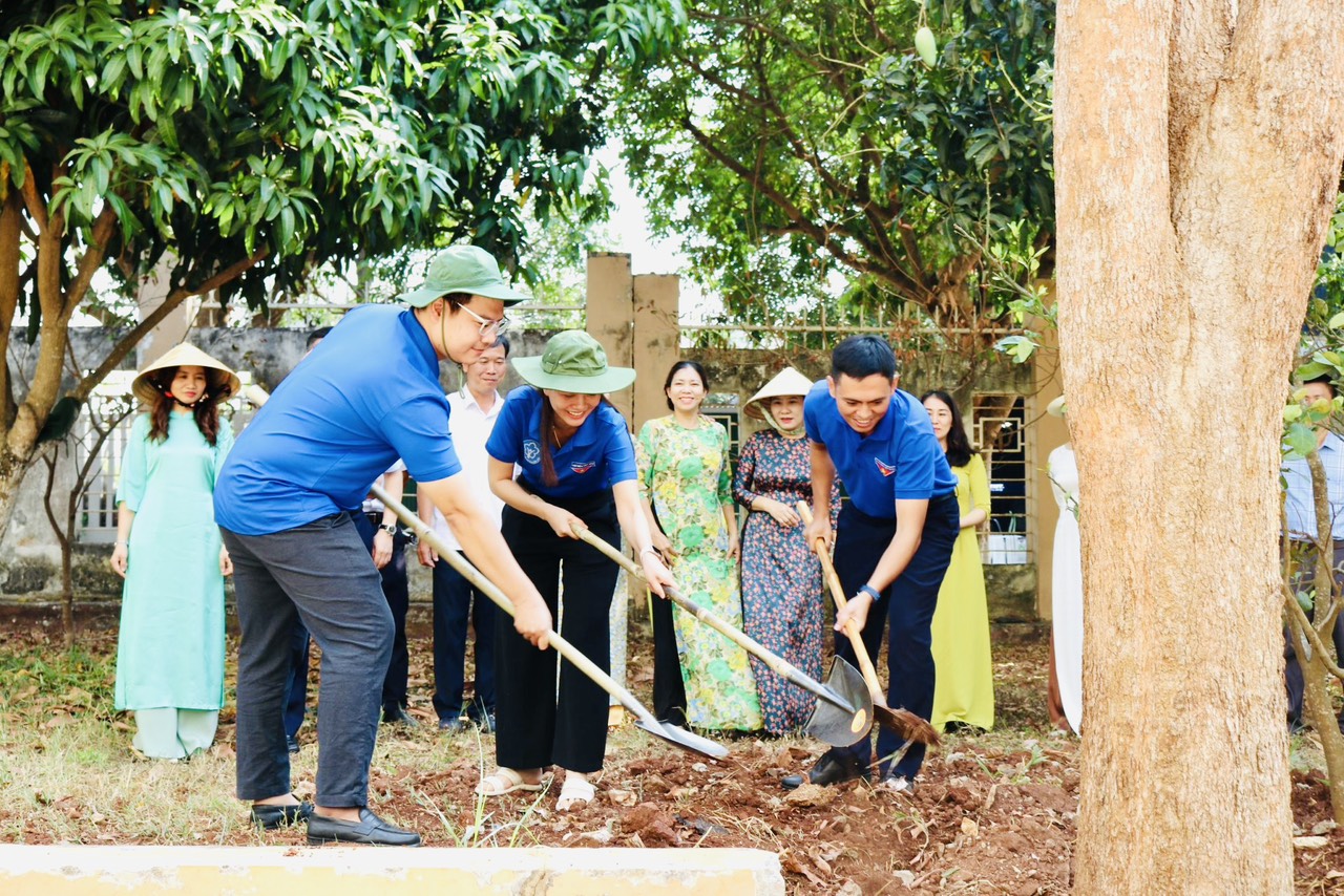 Bảo hiểm xã hội tỉnh Đắk Lắk hưởng ứng “Tết trồng cây đời đời nhớ ơn Bác Hồ”