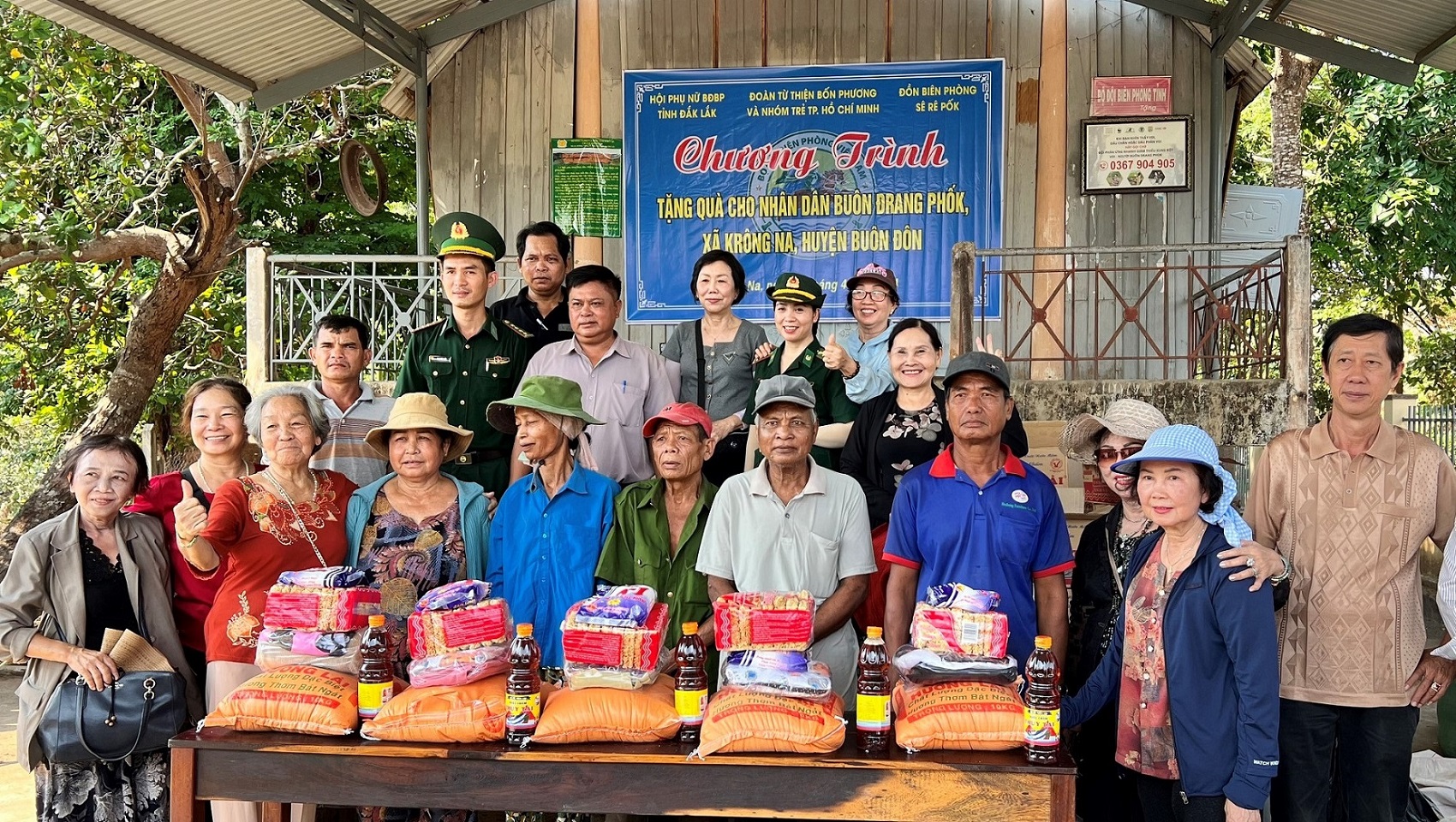 Trao tặng 150 suất quà cho các gia đình khó khăn