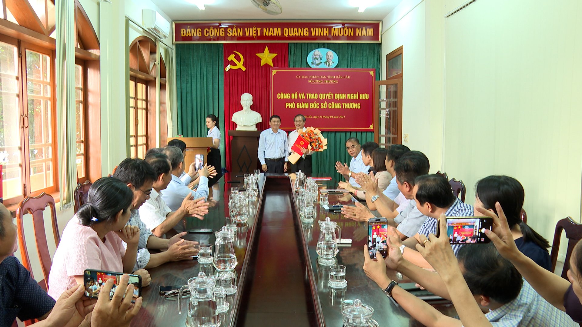 Trao Quyết định nghỉ hưu cho đồng chí Huỳnh Ngọc Dương, Phó Giám đốc Sở Công Thương tỉnh Đắk Lắk